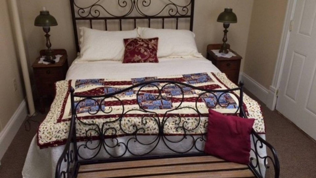 Soudan Bed & Breakfast | Vermilion Park Inn, #2 Fisherman's Rm. w/ensuite