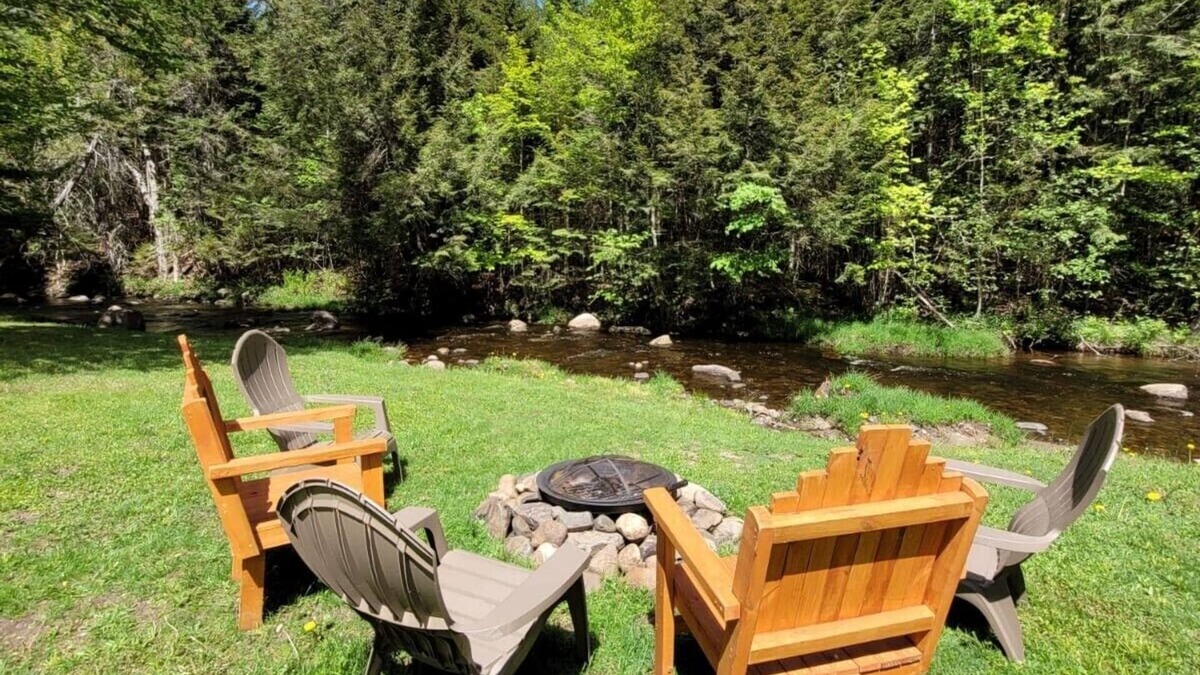 Maidstone House | Vermont cabin on a brook close to White Mountains