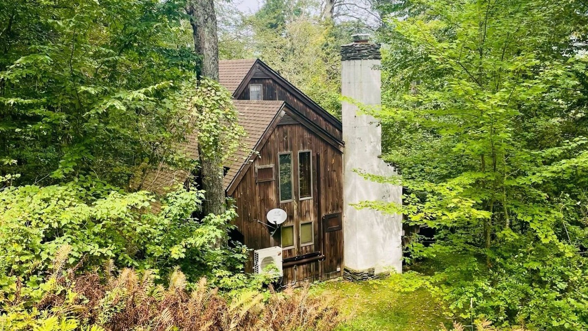 Stockbridge House | Vermont Mountain Home located between Killington and Sugarbush Ski Areas.