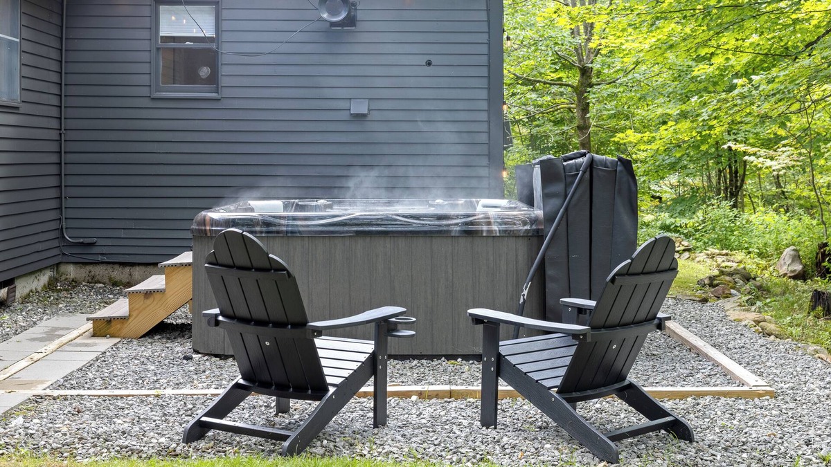 Stratton and Bromley Ski Areas House | Vermont Summer Escape - Sleeps 8 with FirePit, Hot Tub, and Pet Friendly!