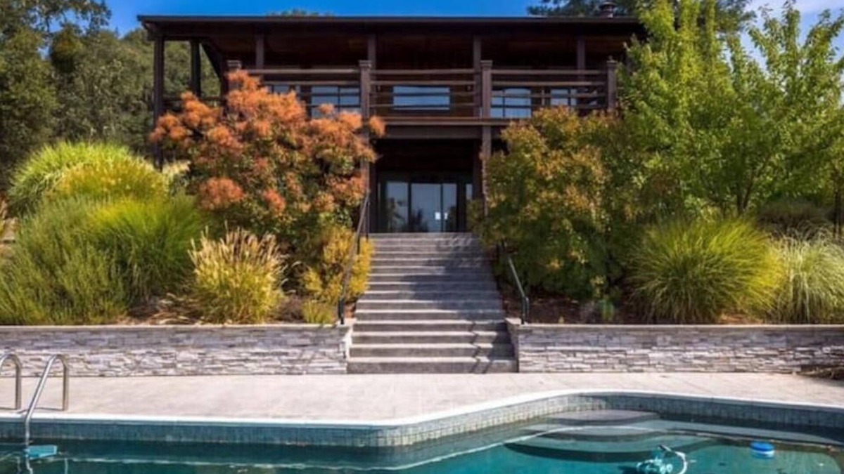 Ukiah House | Verona: Awesome Views, Pool, Vineyard, Hot Tub!