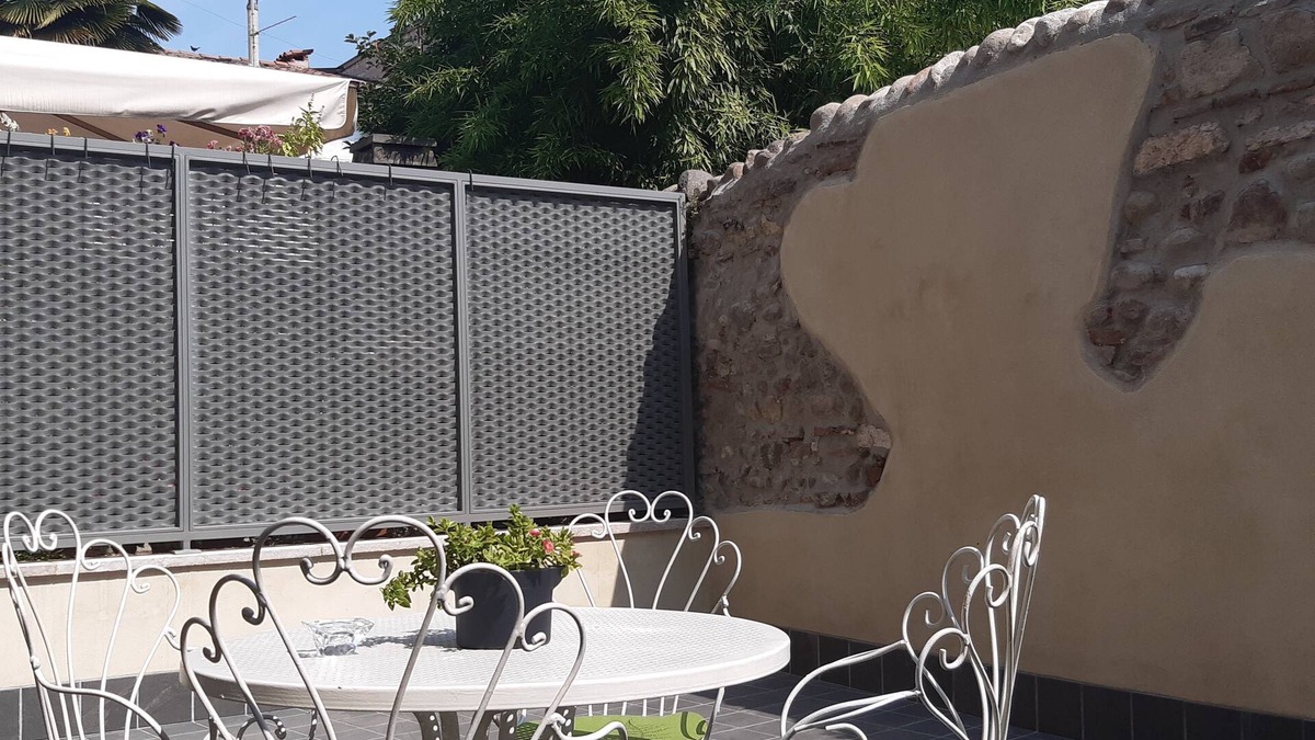 San Zeno Apartment | Verona center, apartment with exclusive courtyard, ancient room and Wi Fi
