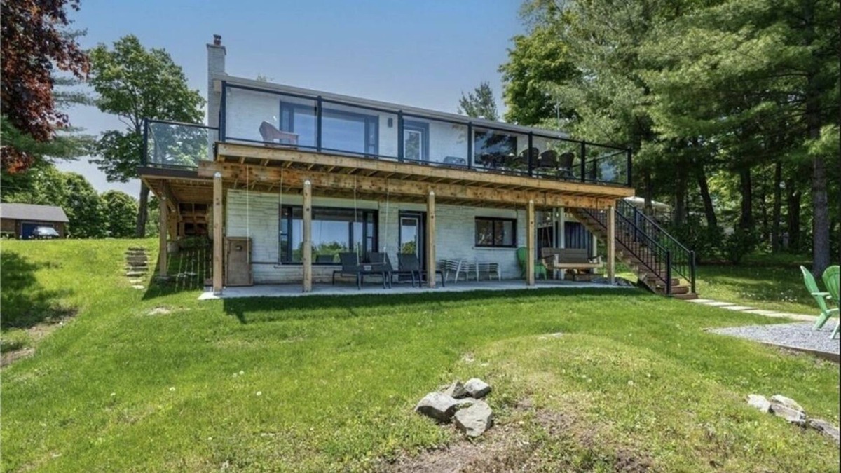 Verona Cottage | Verona Lake cottage with the pizza oven