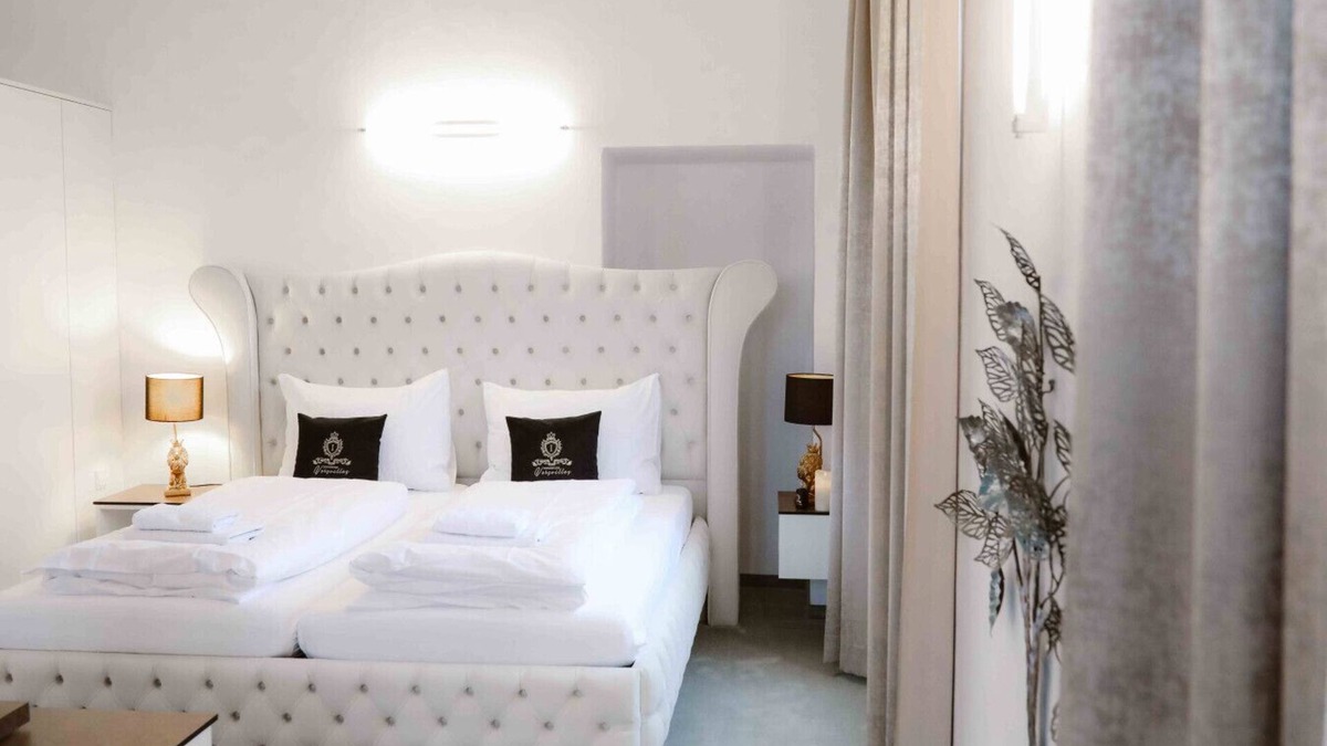 Aurolzmunster Apartment | Versailles Royal Suite 4 Guests|Breakfast Included
