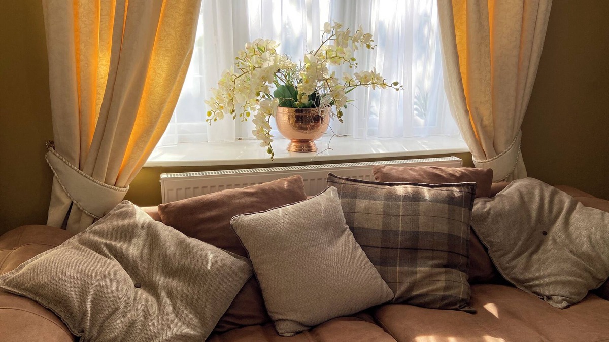 Tilney Fen End House | Versatile Countryside Haven: Ideal for Families, Professionals & Contractors