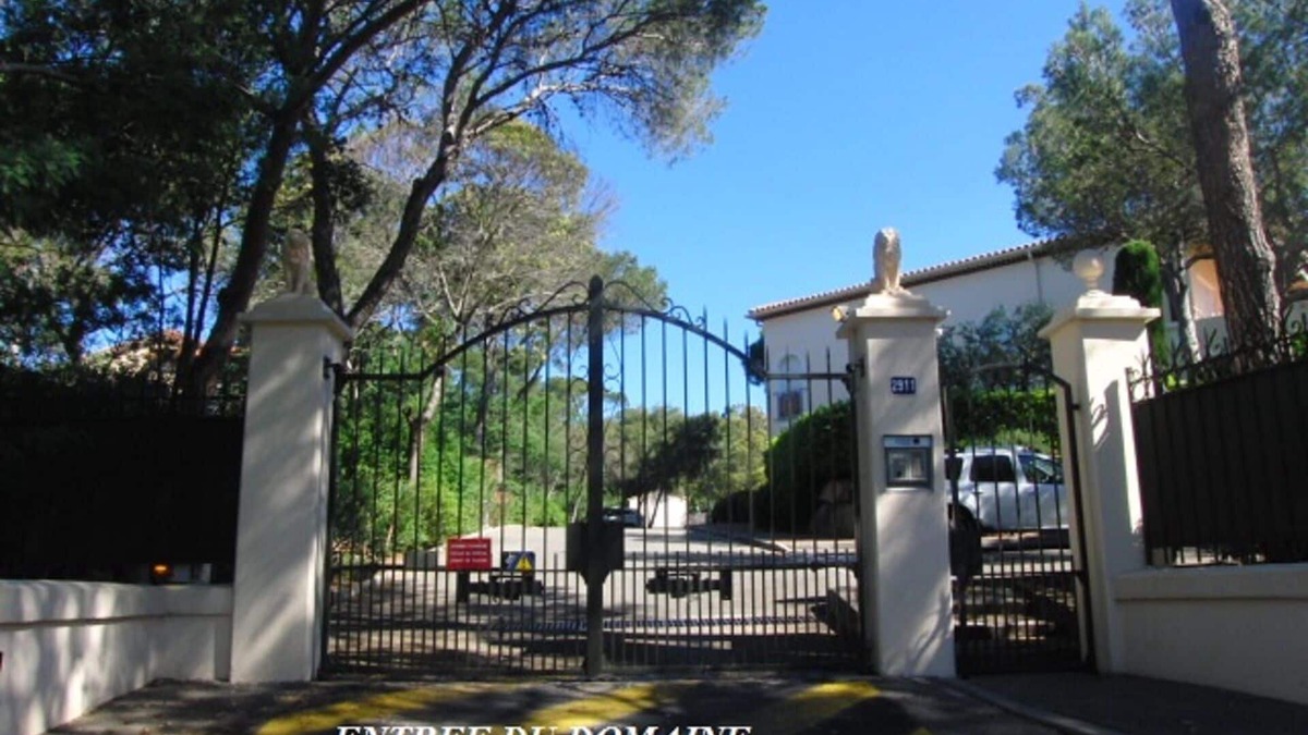 Boulouris-sur-Mer Apartment | Very beautiful luxury estate, trees, secure, parking, beach 50 m