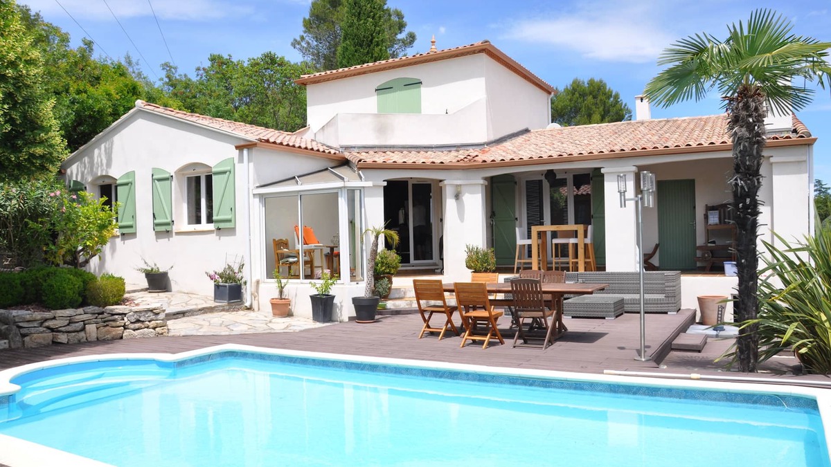 Sommieres Villa | Very Beautiful Villa Standing with pool and sauna.