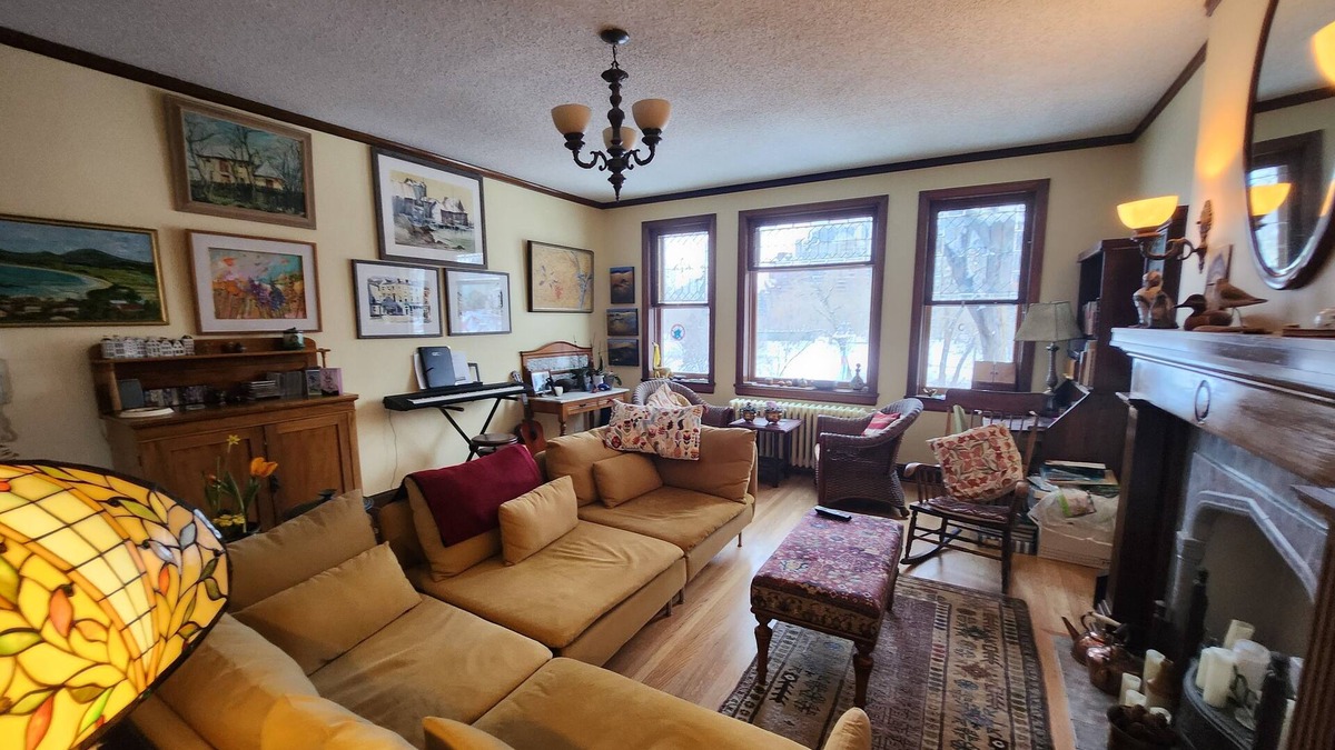 Sunnyside Apartment | VERY CHIC BASE FOR STAMPEDE, SUMMER MOUNTAIN ADVENTURES .NEED A WRITERS RETREAT?