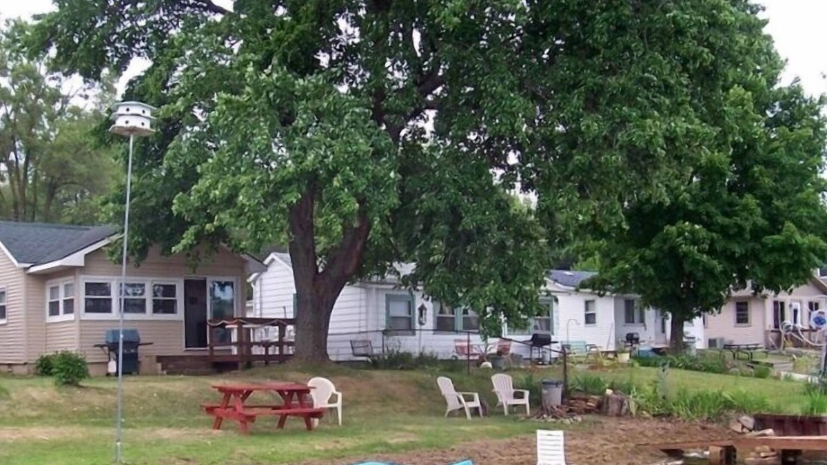Three Rivers Cottage | Very Clean Lakefront Home with Sandy Beach and Clear water.