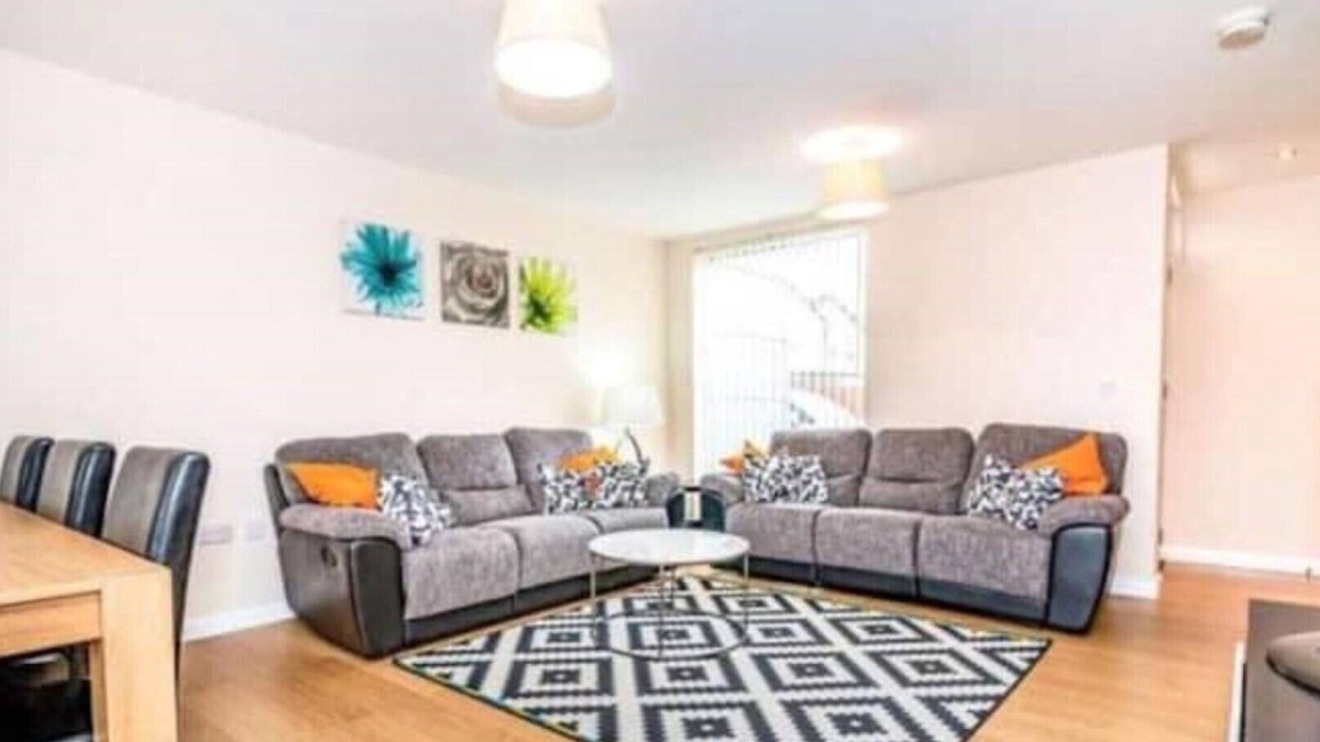 Manchester House | VERY CLEAN + PARKING + INTERNET