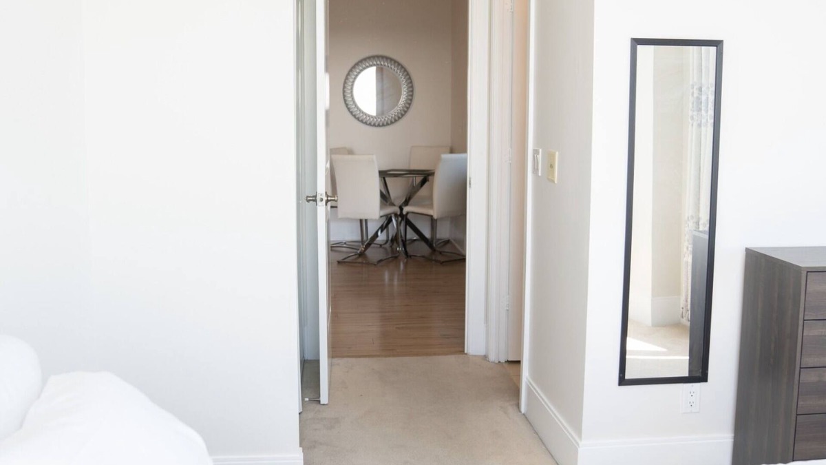 Downtown Mississauga Condo | Very cozy large 2/2 Mississauga condo with parking.