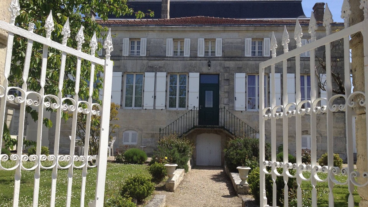 Saint-Martial-de-Mirambeau House | Very nice house dating from the 19th Gîte The lime