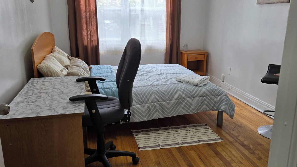 Cote-Saint-Paul Apartment | VERY LARGE, COMFORTABLE 4-BEDROOM APARTMENT CLOSE TO THE METRO