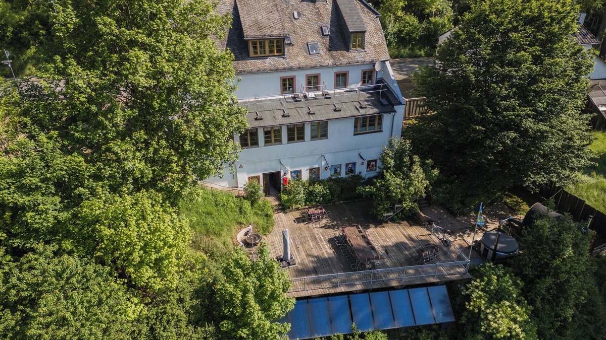Kronenburg House | Very large vacation home in alpine style with sauna and hot tub for good relaxation
