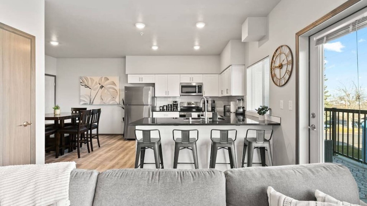 South Perry District Apartment | Very New 2 Bed 2 Bath Near DT and Perry District!