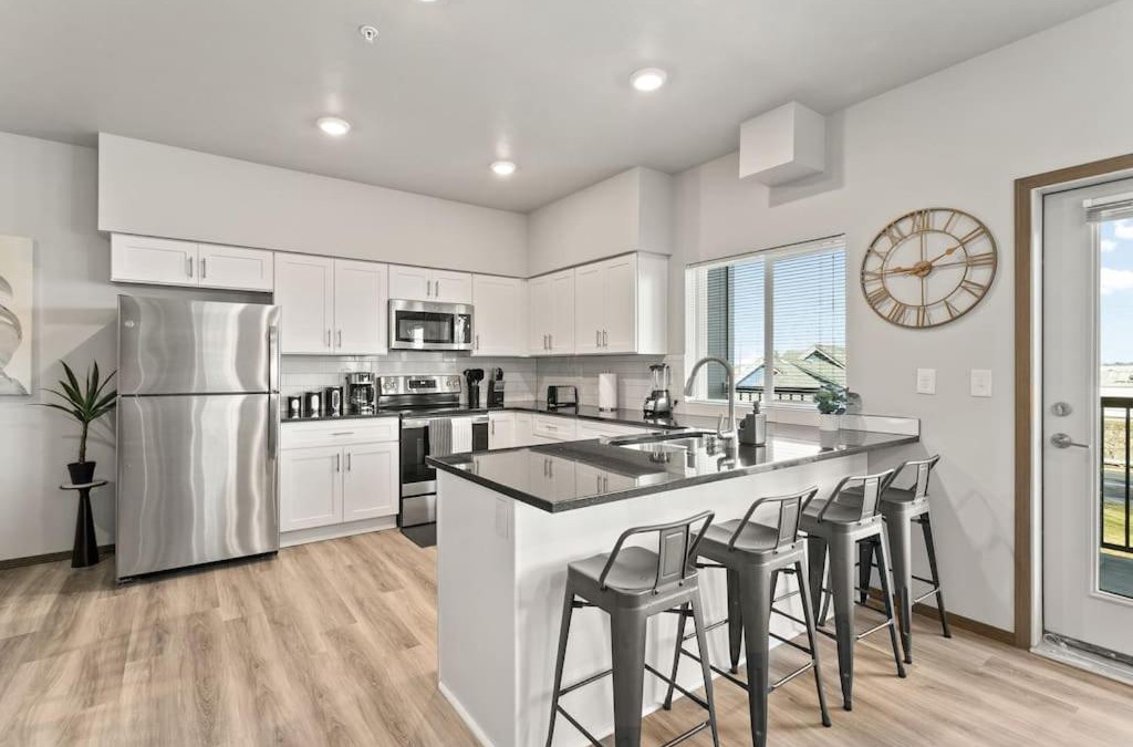 South Perry District Apartment | Very New 2 Bed 2 Bath Near DT and Perry District