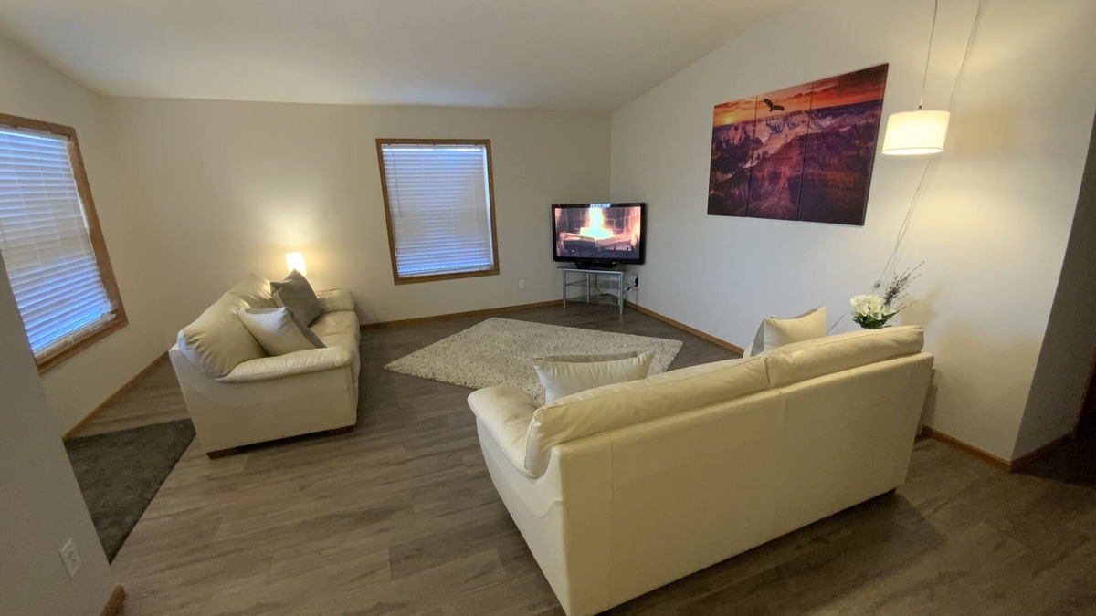 Three Hills House | Very Nice 3-Bedroom House both Suites C & D with WiFi in Three Hills