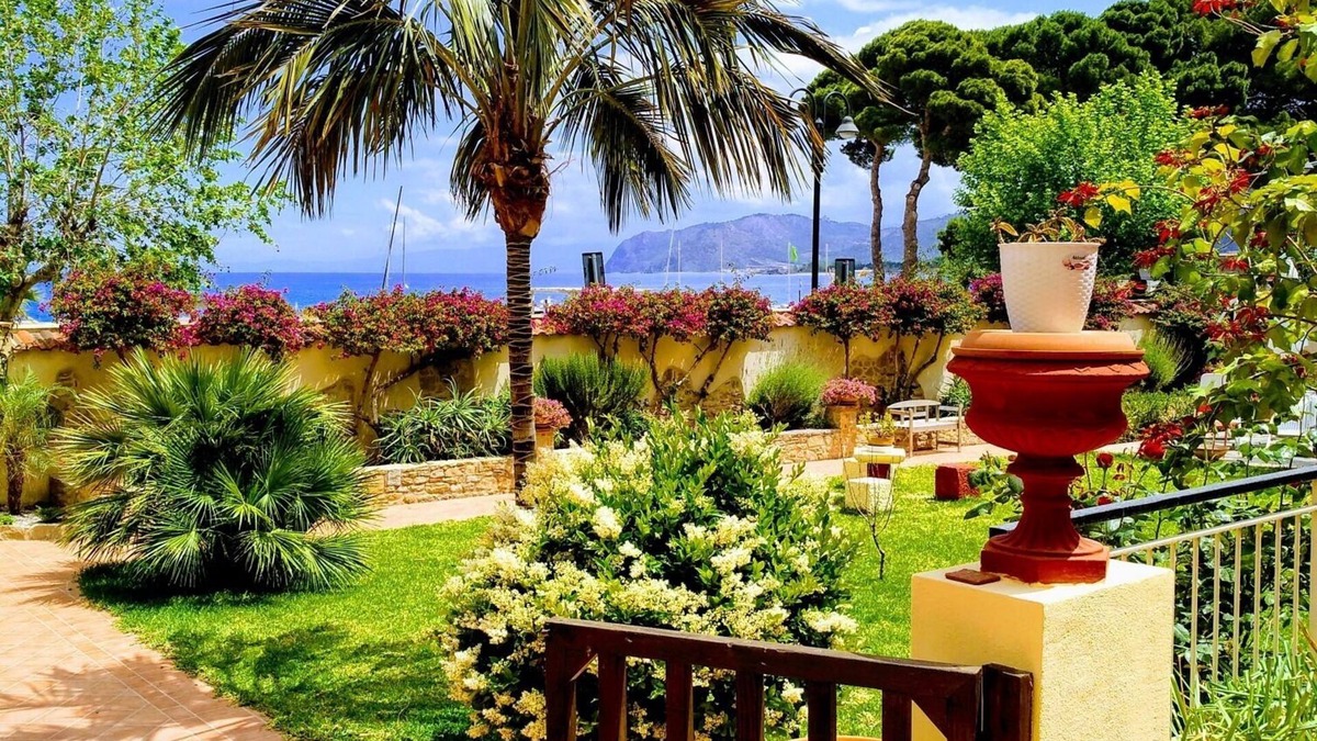 Marina di Patti Apartment | Very nice apartment (suite) for 2 persons - directly on the sea