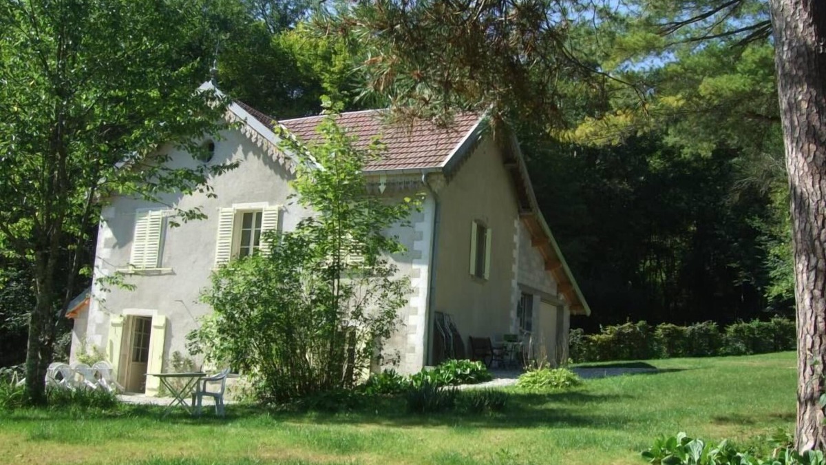 Scey-Maisieres House | Very pretty house on the edge of the forest with wooded park 3mn from Ornans