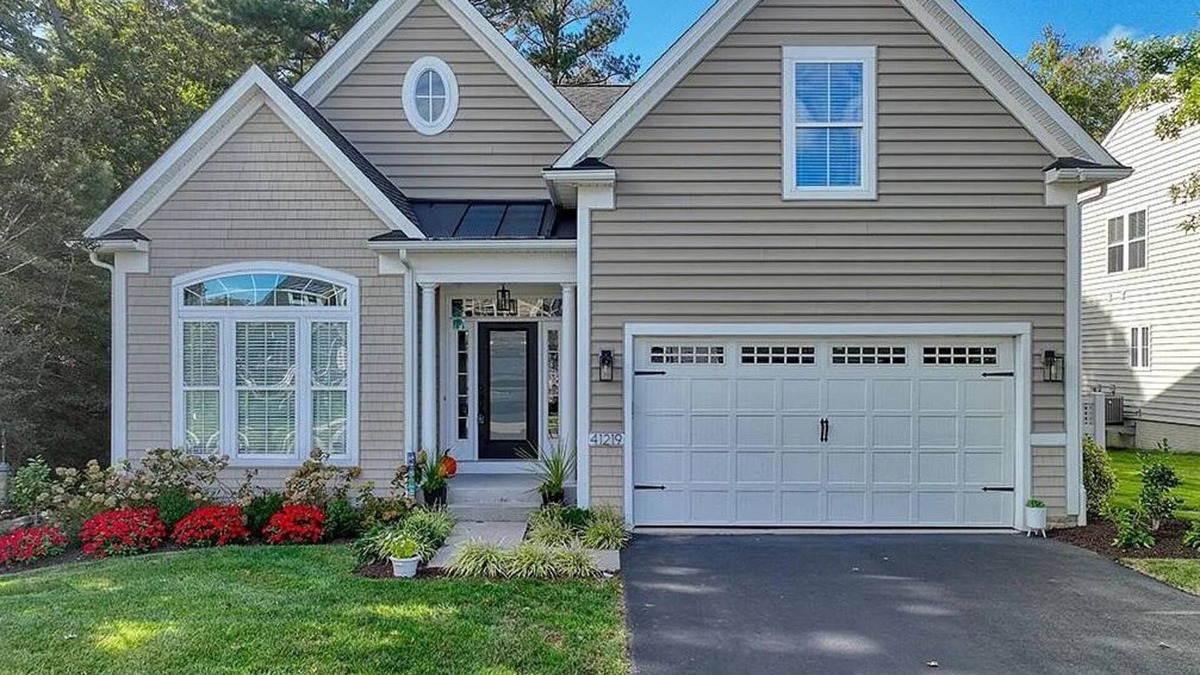 The Glade House | Very private 4 bedroom house with community pool