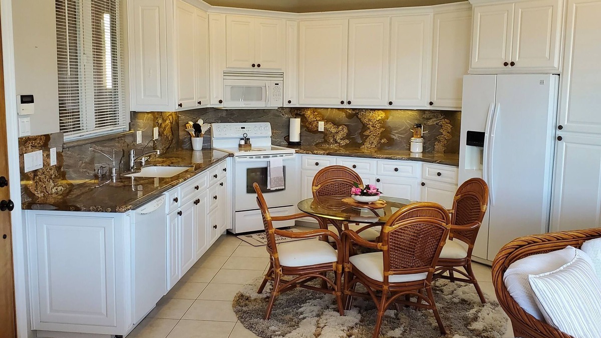 East Canyon House | Very Private Detached Guest House with Amazing Views & Garage.