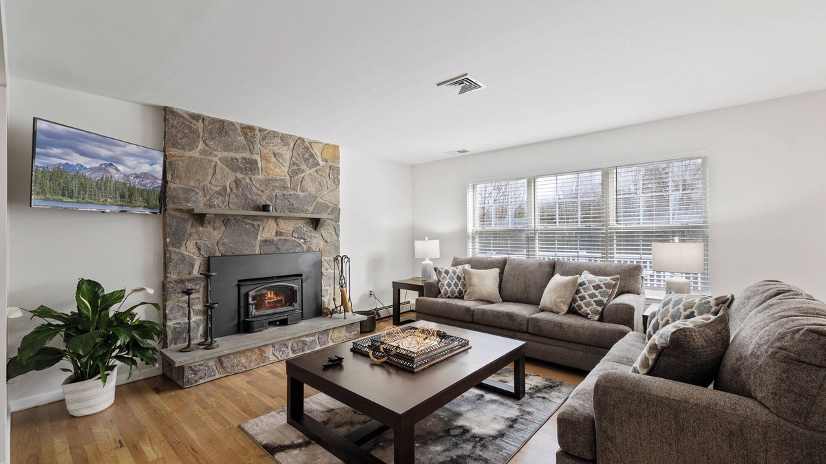 Chester House | Very Private Large Home on 22 Acres with Outdoor Kitchennn