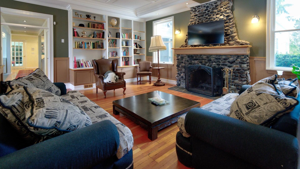 Langley House | Very Private Rustic Home, sleeps 14, Huge Yard