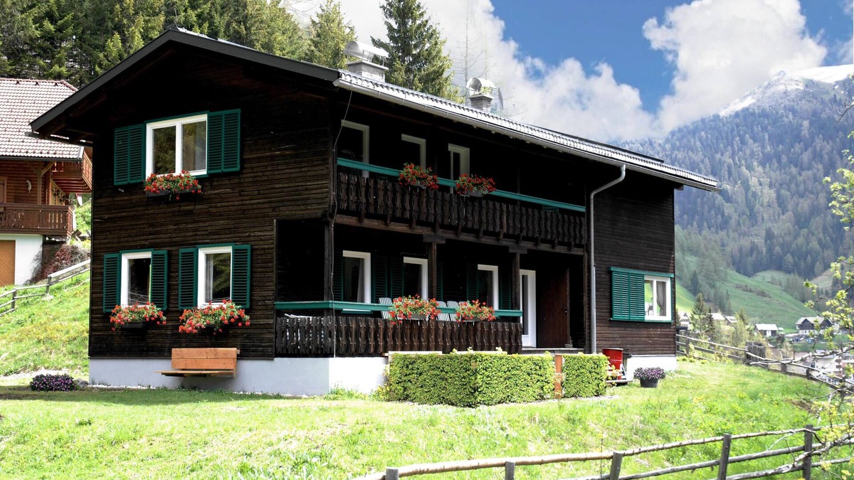 Innerkrems Villa | Very spacious Chalet with sauna and garden