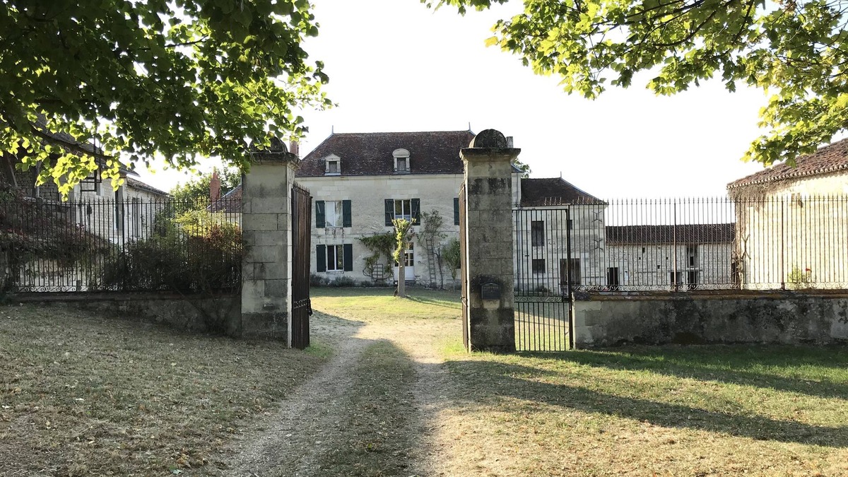 Razines House | Very spacious Guesthouse near Richelieu