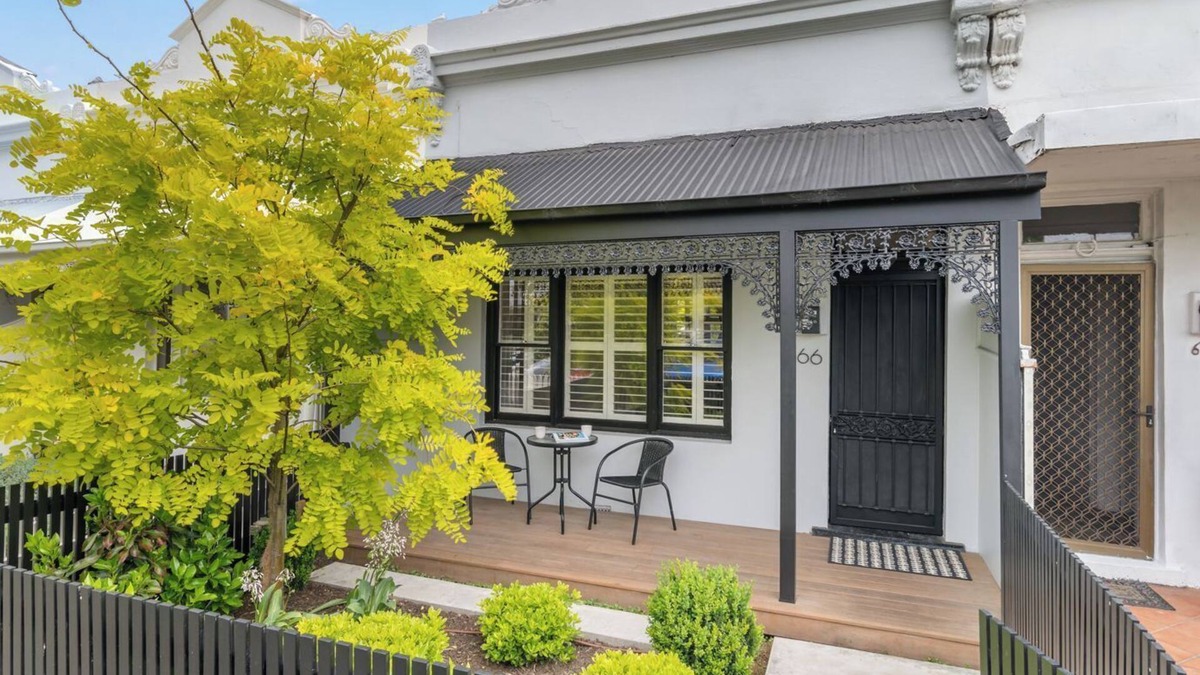 Albert Park Apartment | Very Victorian, Modern & Special. 2BRM, 1BTH.