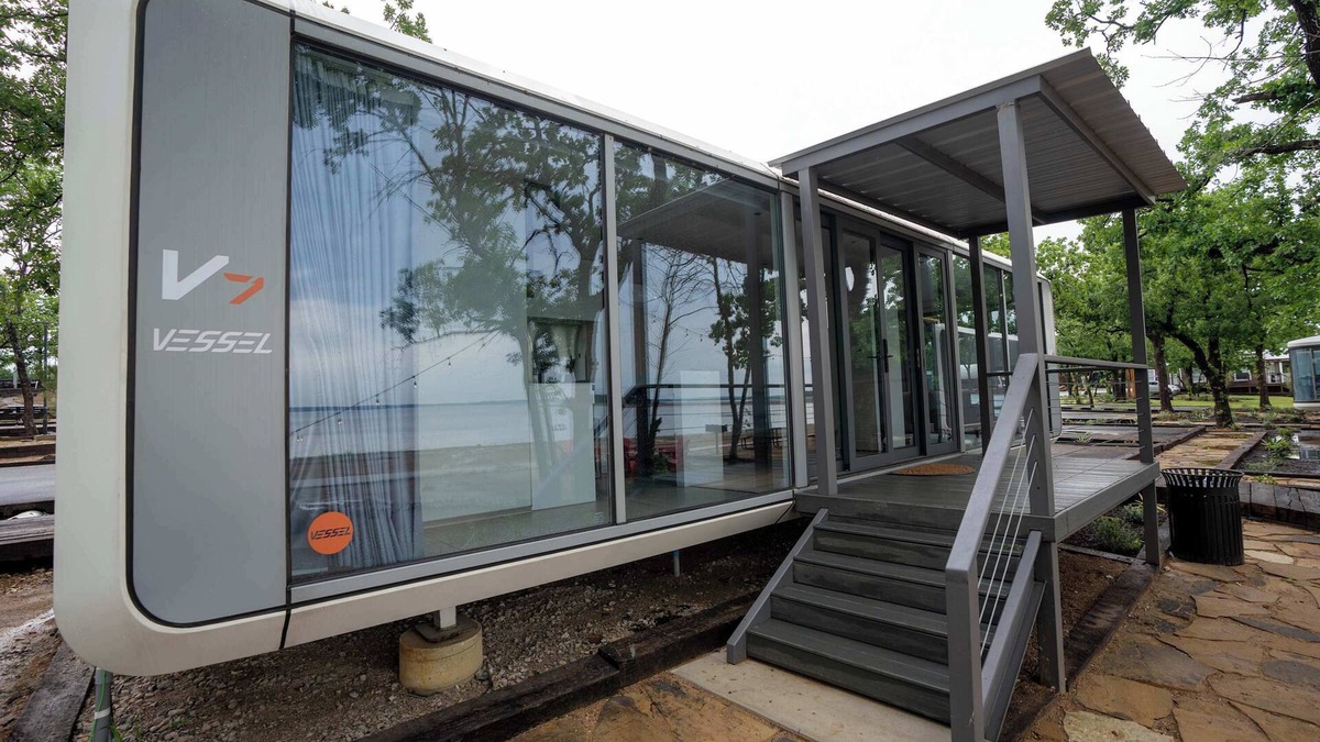 Bridgeport Apartment | Vessel 4 -Futuristic Vessel on the Lake | Fire Pit Wi-Fi Full Kitchen