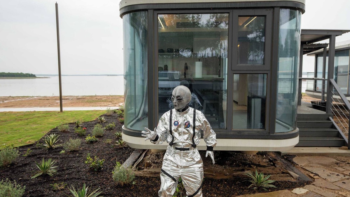 Bridgeport House | Vessel 9 - Nature Meets Comfort in a Stylish Vessel | BBQ Lakefront AC