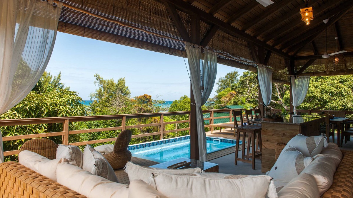 Praslin Island Ski Chalet | Veuve Noire - Private pool + Free Wifi + Outdoor Showers