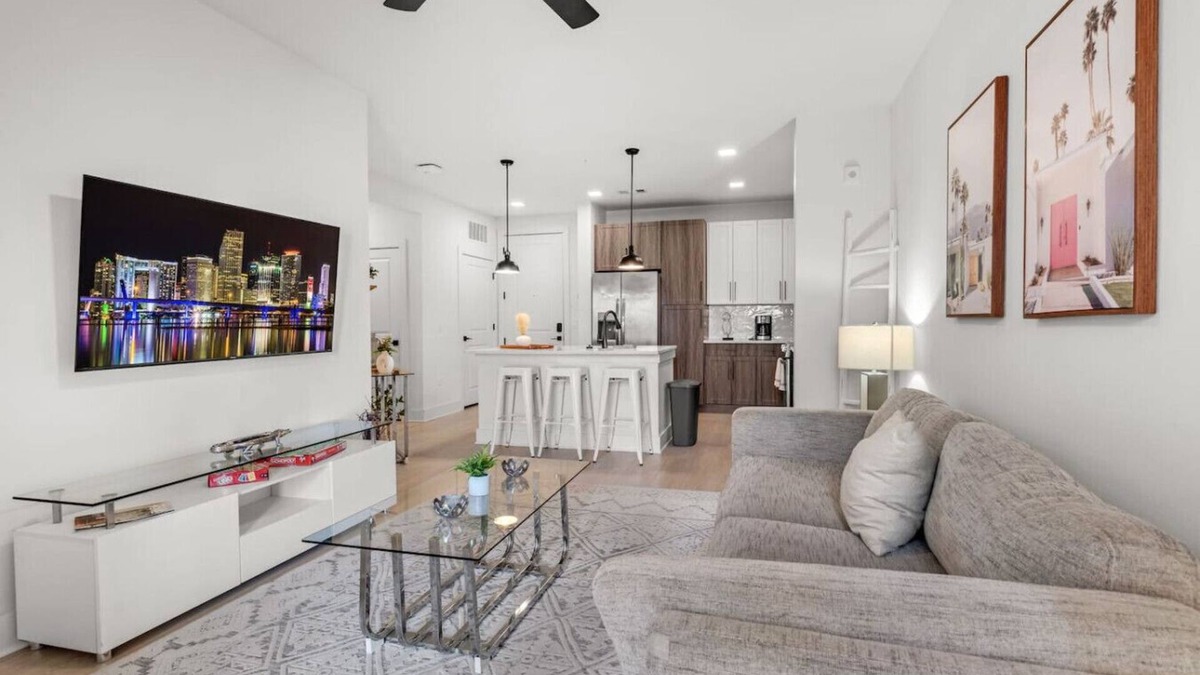 Ruskin Apartment | Vibrant 1-Bedroom Paradise: Pool & Gym Bliss