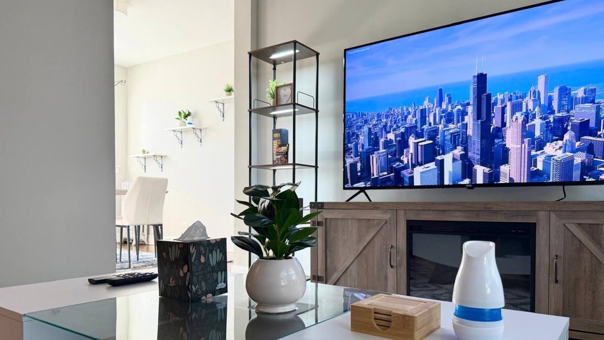 Chicago Apartment | Vibrant 1BR Apt, Explore Chicago's Hidden Gems!