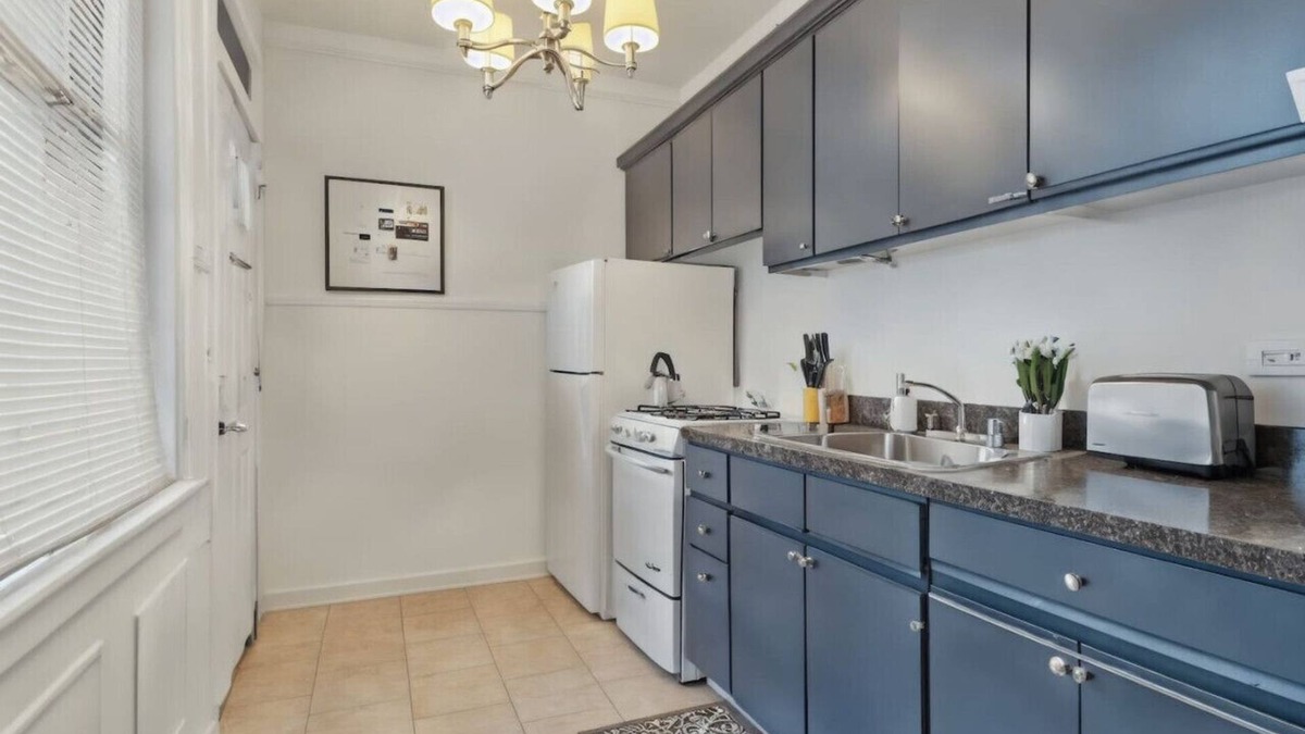 Boystown Apartment | Vibrant 2BR and 1BA Apartment Furnished