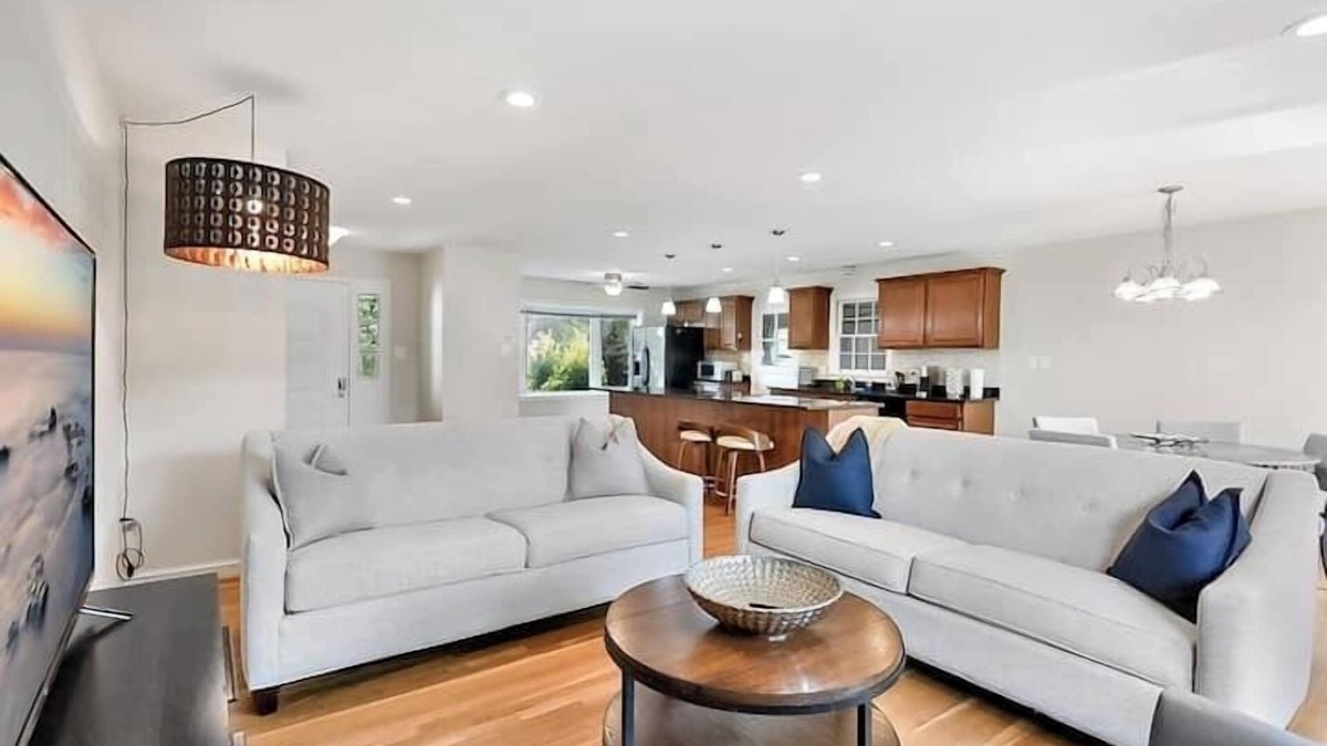 Tysons House | Vibrant | 4 bedroom | In heart of Tyson's Corner