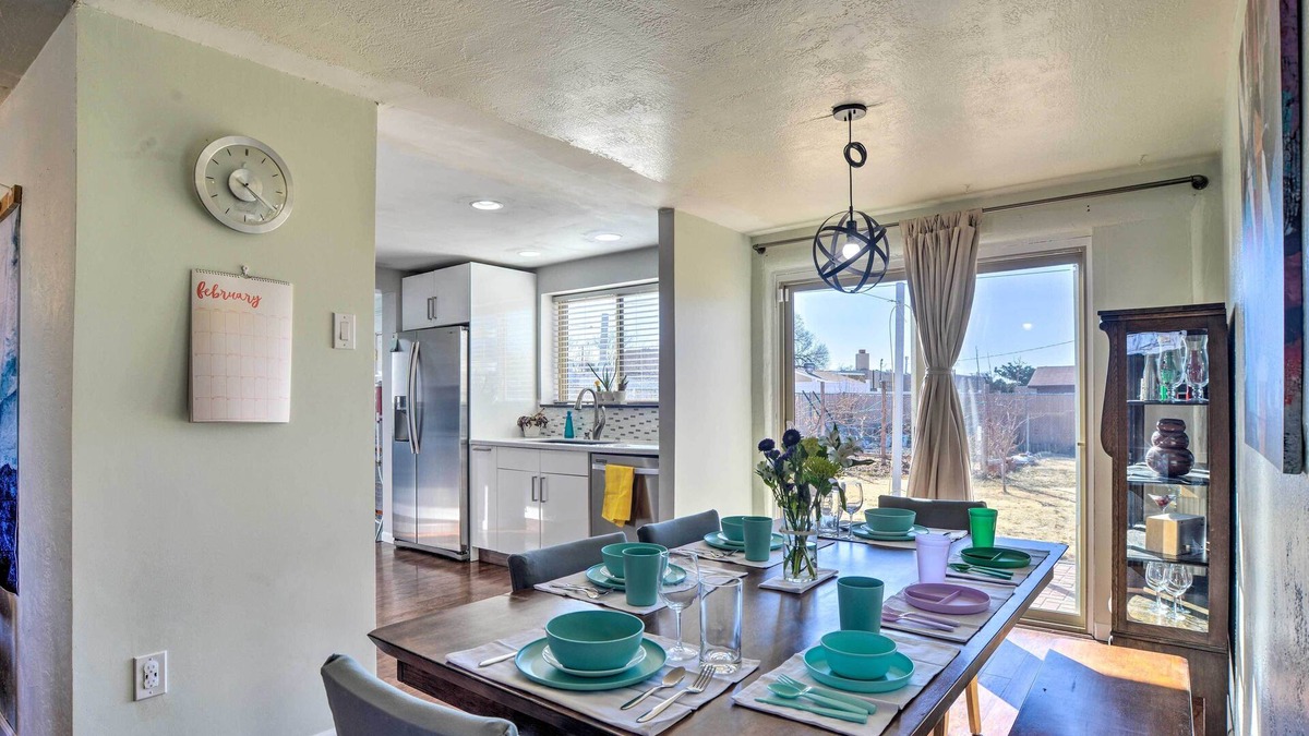 Montgomery Park Cottage | Vibrant ABQ Adobe Den: Mtn Views, Walk to Park!