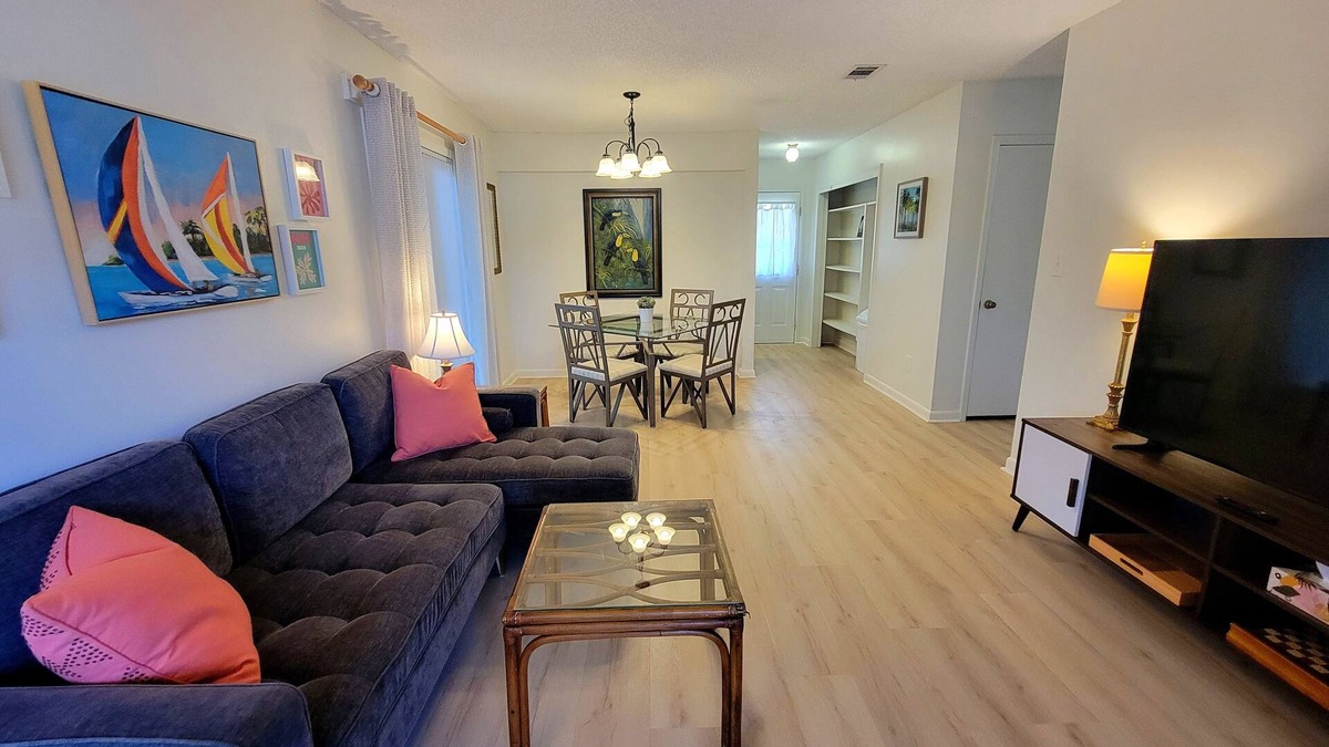 Northeast Pensacola House | Vibrant Airport 2bdr Central Pensacola Getaway