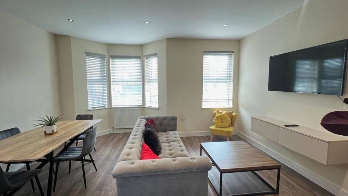 Croham Apartment | Vibrant and cozy 2bed London apartment