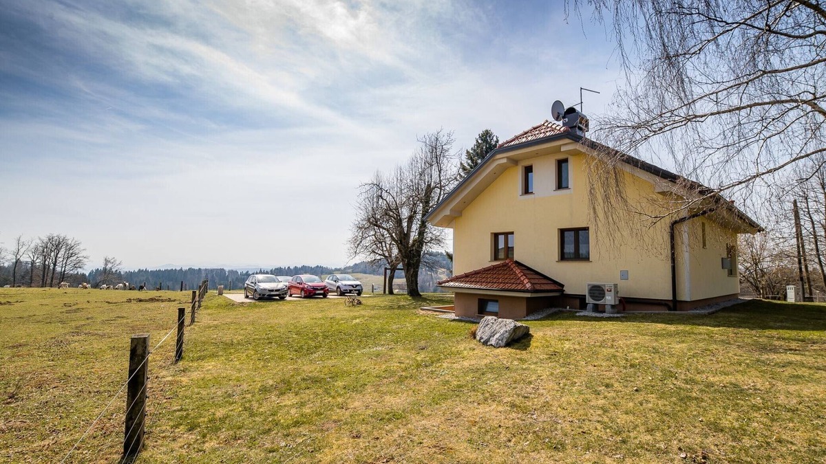 Ivancna Gorica House | Vibrant and Elegant Residence with Hot-Tub - Two Bedroom Holiday Home with Hot-Tub