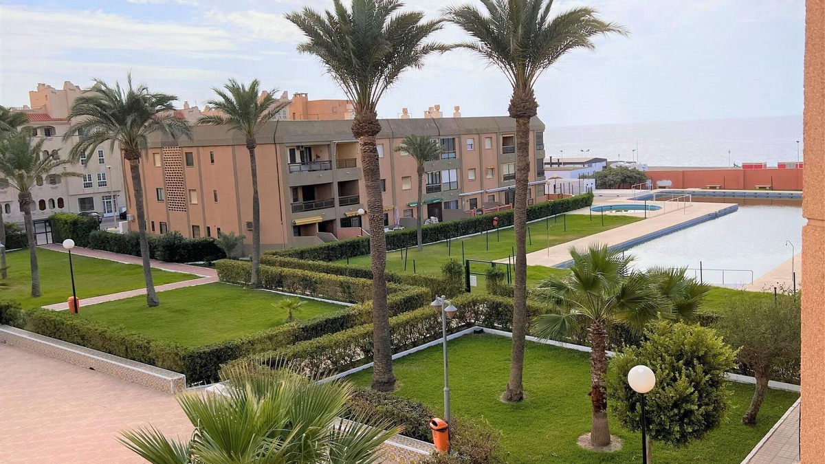 Retamar Apartment | Vibrant apartment in Retamar with garden
