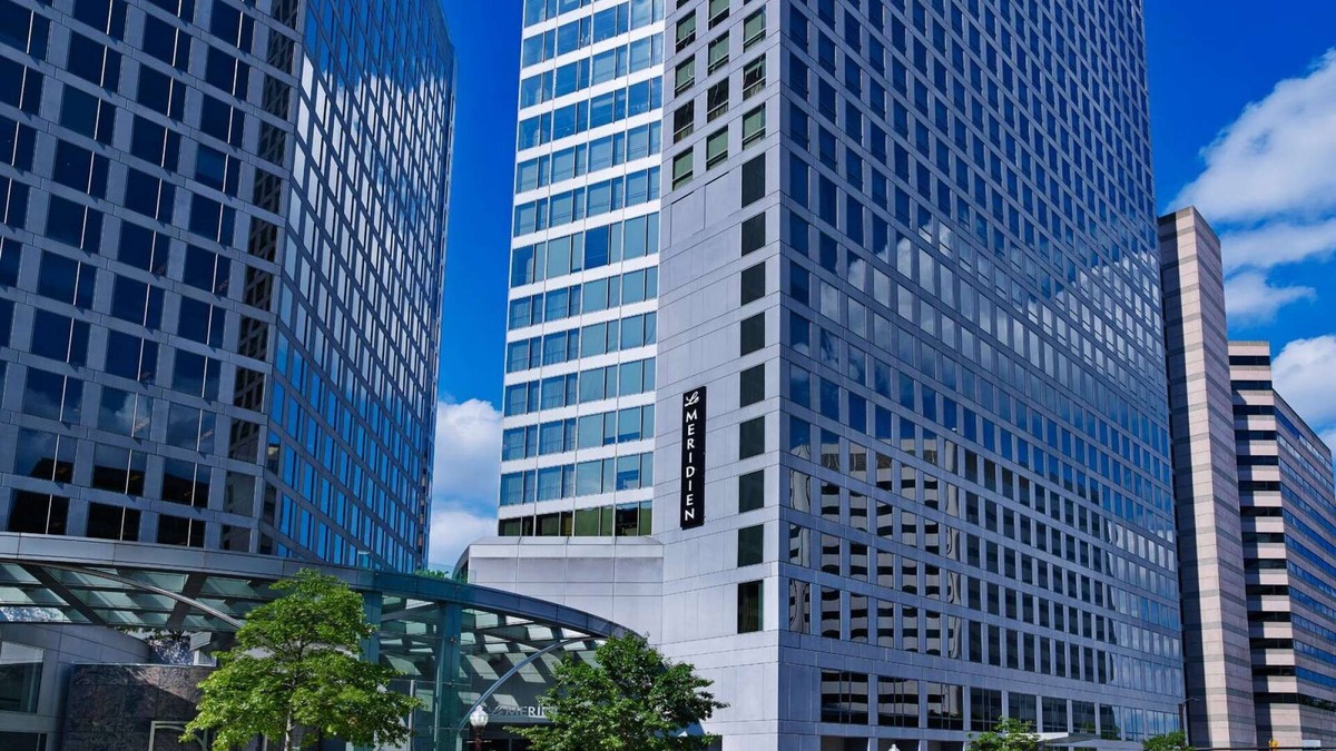 North Rosslyn Hotel | Vibrant Arlington | Metro Access. Potomac Views