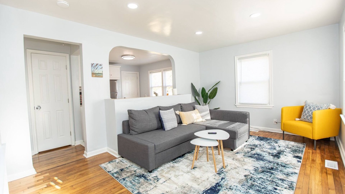Norfolk House | ⭐️Vibrant Beach Bungalow King Bed⭐️