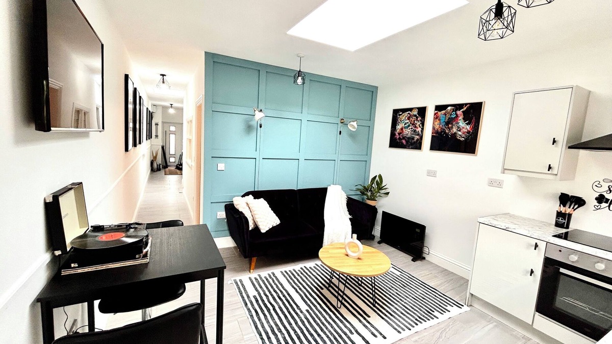 Acocks Green House | Vibrant Bungalow 2 bedroom apartment, secure private parking