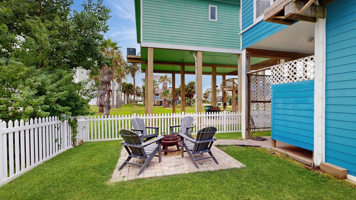 Galveston House | Vibrant dog friendly home with two balconies & outdoor bar - steps to sand
