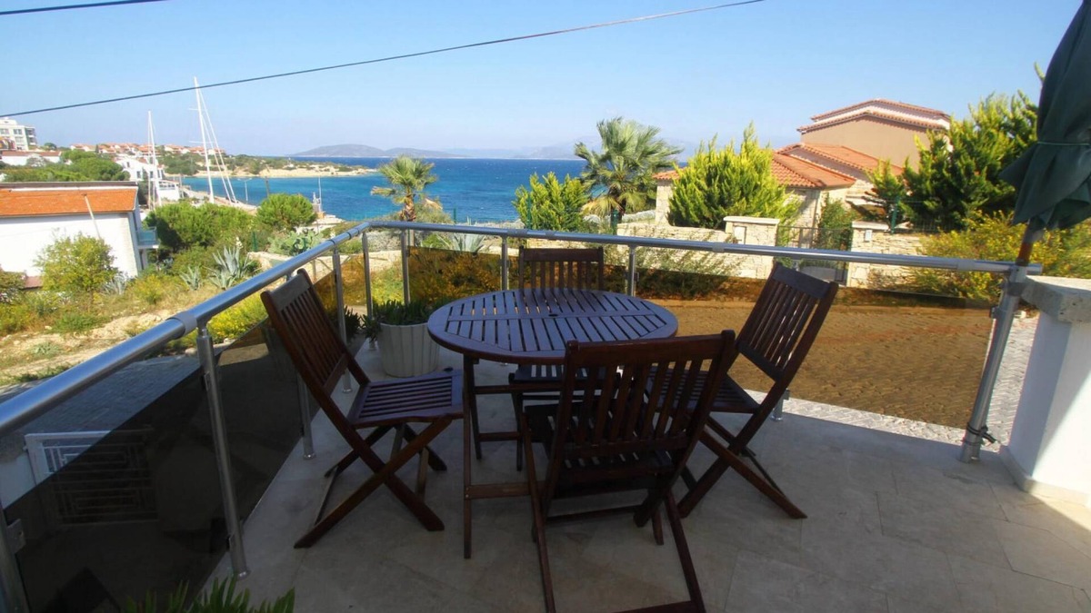 Dalyan Mahallesi Apartment | Vibrant Flat with Sea View near Sea in Cesme