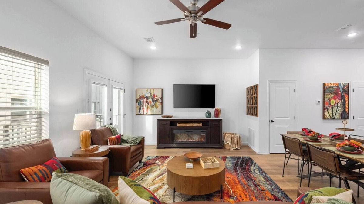 Arlington House | Vibrant Getaway | Short Walk to AT&T + Globe Life
