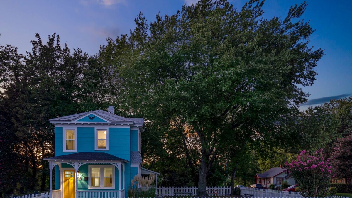 Hampton House | Vibrant, Historical Escape in Phoebus!