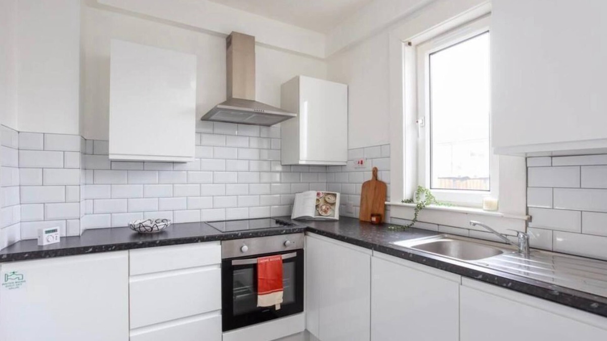 Shotts Apartment | Vibrant & Modern 2-BR Apartment between GLA/EDI!